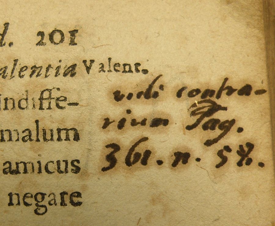 Readers highlight the author's contradictions with references in the margins imitating the printed marginalia