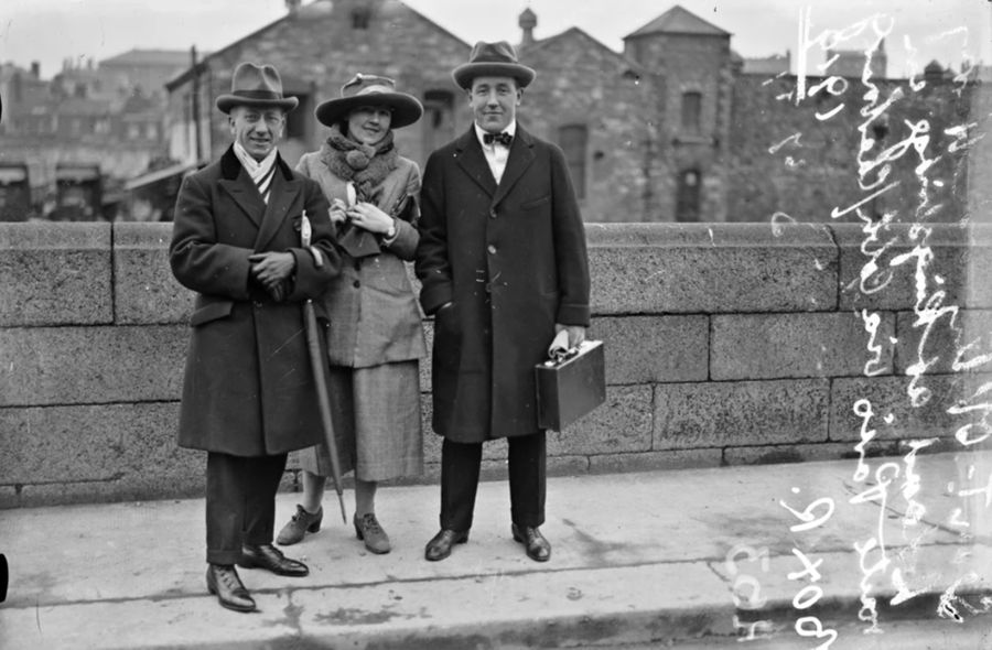Seán T. Ó Ceallaigh (O'Kelly), Mary Kate O'Kelly (née Ryan), and Harry Boland at Kingsbridge Station en route to Paris, 1919